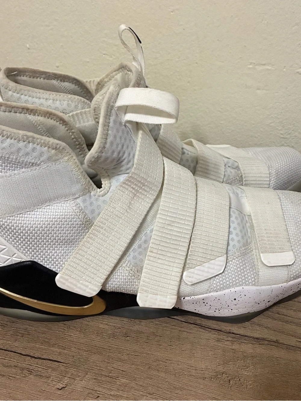 Nike Men’s LeBron Zoom Solider 11 Sneakers